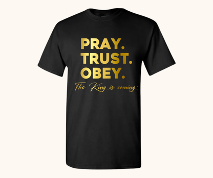 The King Is Coming Tee – Pray. Trust. Obey.