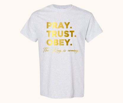 The King Is Coming Tee – Pray. Trust. Obey.