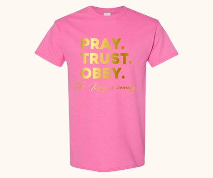 The King Is Coming Tee – Pray. Trust. Obey.