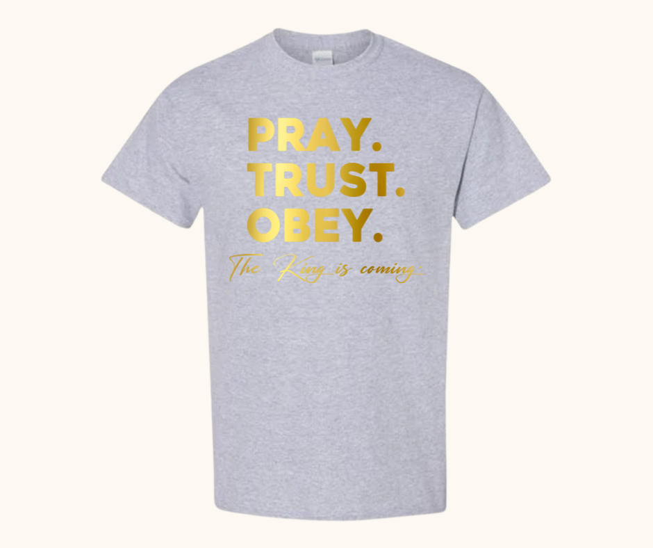 The King Is Coming Tee – Pray. Trust. Obey.