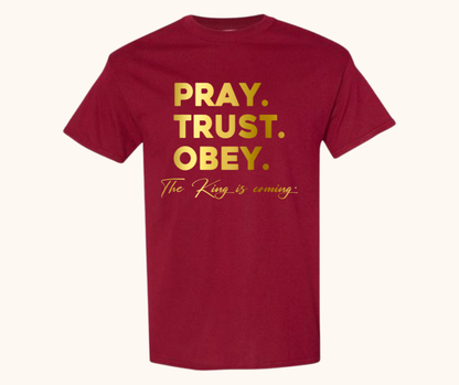 The King Is Coming Tee – Pray. Trust. Obey.